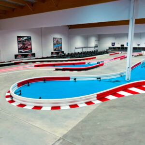 une piste de karting couverte avec dénivelés