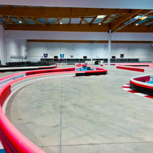 une section de piste de karting couverte au k1 speed le mans