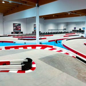 une section inclinée de la piste de karting couverte au k1 speed le mans